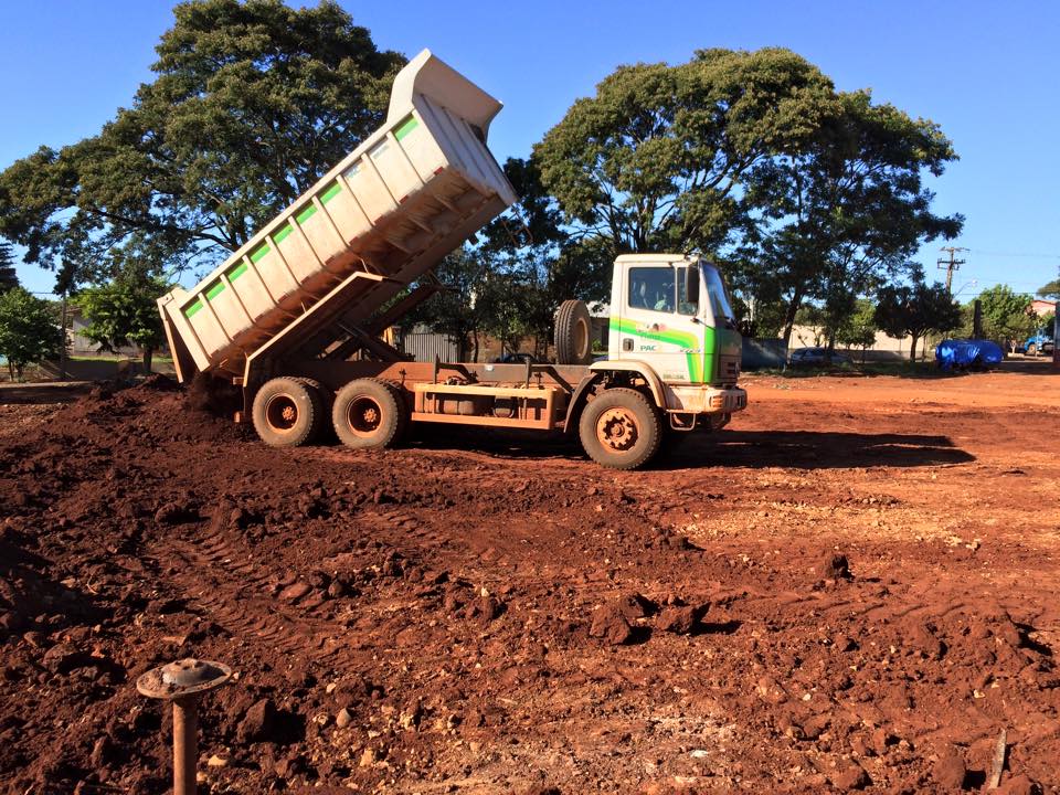 Terreno da futura escola Municipal Batista recebe terraplanagem